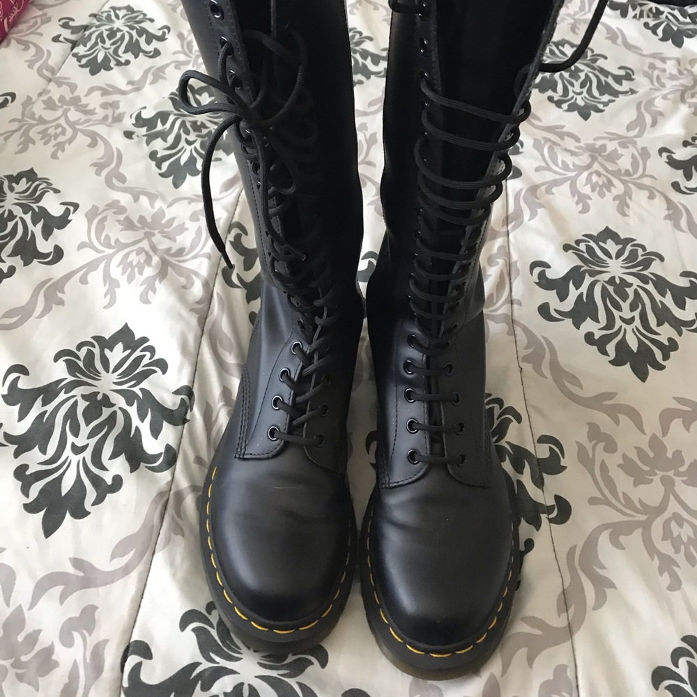 Like New Condition Dr Martens 20 eyelet wmns sz 10